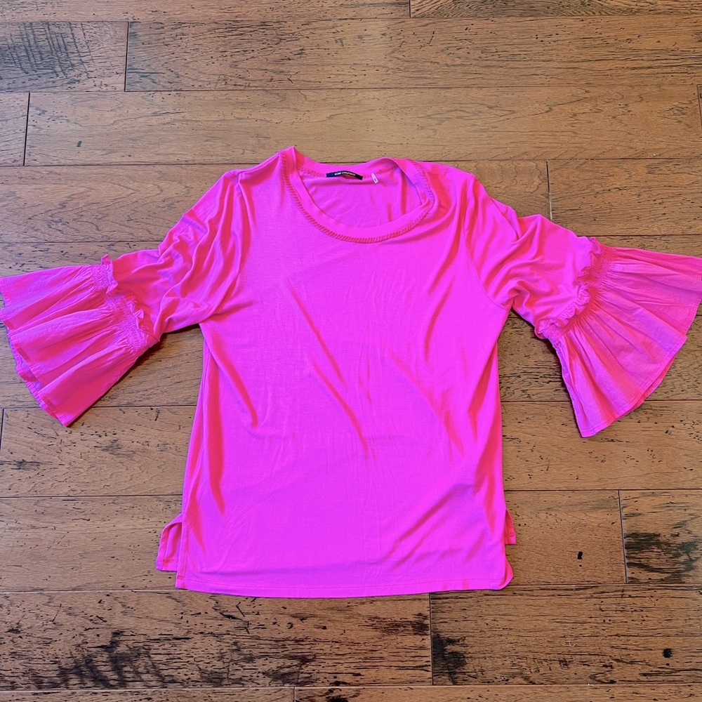 Form fitting & very comfortable. I don’t have size tag on it but it’s medium